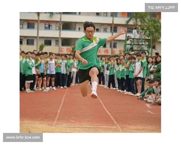海南鞭陀龙赛选手腾跃盘旋，鞭声清脆划出优美弧线